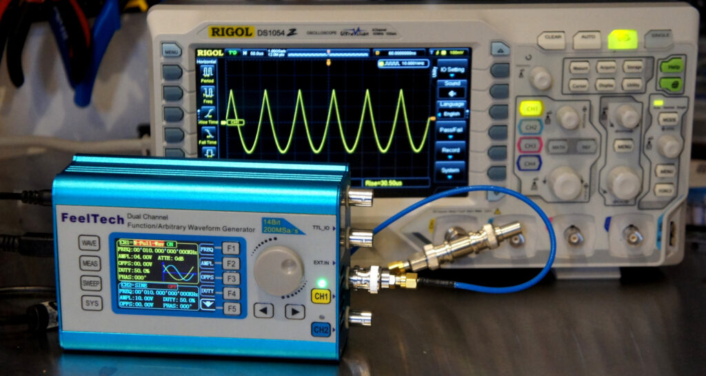 FeelTech FY2320 and signal on oscilloscope